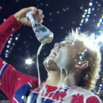 Hviezda FC Dallas Samuel Sarver sa po sobotňajšom góle neskorého víťaza zahalil do piva