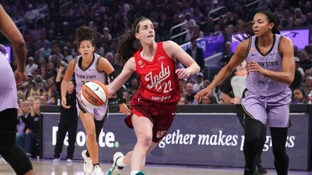 28. mája 2026; San Francisco, Kalifornia, USA; Strážkyňa Indiana Fever Caitlin Clark (22) dribluje okolo strážkyne Golden State Valkyries Veronicy Burton (22) a v prvej štvrtine v Chase Center ju bráni centr Kiah Stokes (41). Povinný kredit: David Gonzales-Imagn Images