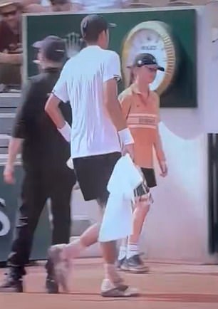 Hviezda French Open Rafael Jodar hovorí v klipe, na ktorom Tenisovú hviezdu Rafaela Jodara obvinili z toho, že mu na French Open odstrčil loptičku z cesty