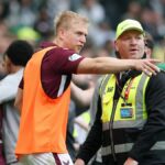 GLASGOW, Škótsko - 16. mája: Harry Milne z Heart of Midlothian hovorí so stewardom počas zápasu William Hill Premiership medzi Celtic a Heart of Midlothian v Celtic Parku 16. mája 2026 v Glasgowe v Škótsku. (Foto: Ian MacNicol/Getty Images)