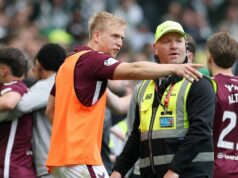 Hviezda Hearts si spomína na hanebné keltské násilie, keď zakrvavení spoluhráči pôsobia ako ľudský štít GLASGOW, Škótsko - 16. mája: Harry Milne z Heart of Midlothian hovorí so stewardom počas zápasu William Hill Premiership medzi Celtic a Heart of Midlothian v Celtic Parku 16. mája 2026 v Glasgowe v Škótsku. (Foto: Ian MacNicol/Getty Images)
