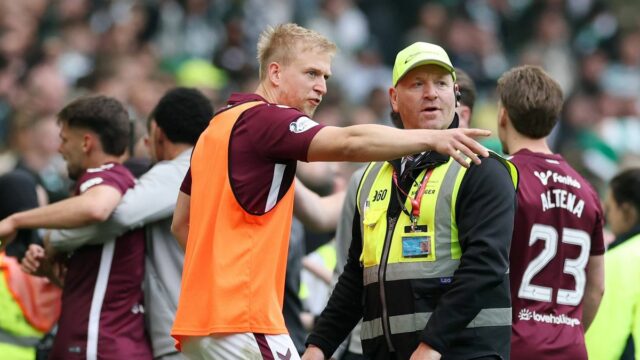 GLASGOW, Škótsko - 16. mája: Harry Milne z Heart of Midlothian hovorí so stewardom počas zápasu William Hill Premiership medzi Celtic a Heart of Midlothian v Celtic Parku 16. mája 2026 v Glasgowe v Škótsku. (Foto: Ian MacNicol/Getty Images)