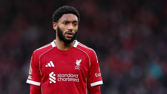 Hviezda Liverpoolu Joe Gomez otvára dvere na odchod po tom, LIVERPOOL, ANGLICKO - 15. marca: Joe Gomez z Liverpoolu počas zápasu Premier League medzi Liverpoolom a Tottenhamom Hotspur na Anfielde 15. marca 2026 v Liverpoole v Spojenom kráľovstve. (Foto: Robbie Jay Barratt - AMA/Getty Images)