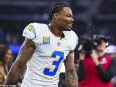Hviezda Los Angeles Chargers Derwin James podpísal kolosálnu novú zmluvu, keď sa už DRUHÝkrát stal najlepšie platenou ochrankou NFL Derwin James sa po druhýkrát stal najlepšie platenou poistkou NFL s novou dohodou v hodnote 76,6 milióna dolárov