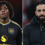 Patrick Chinazaekpere Dorgu z Manchestru United hovorí počas tréningu 16. kola UEFA 2024/2025 a tlačovej konferencie v Carringtone