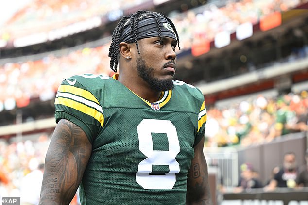 Hviezda NFL Josh Jacobs, 28, sa zmenil na políciu, keď Hviezdu Green Bay Packers Josha Jacobsa zatkli za množstvo obvinení z domáceho násilia
