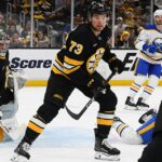 Hviezda Bostonu Bruins Charlie McAvoy môže čeliť výraznému dištancu za nečistú hru