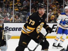 Hviezda NHL čelí potenciálnemu dlhodobému zákazu činnosti po divokom útoku na súpera počas drvivej porážky v play-off Hviezda Bostonu Bruins Charlie McAvoy môže čeliť výraznému dištancu za nečistú hru