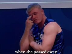 Hviezda NRL Jack Underhill, ktorý prišiel o mamu na rakovinu vo veku iba sedem rokov, vysvetľuje, prečo si ju pamätal s tetovaním s pravopisnou chybou Hráč Bulldogs Jack Underhill je na obrázku, ako sa rúti, keď svojim spoluhráčom rozpráva o svojej matke, ktorá zomrela, keď mal len sedem rokov.