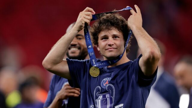 Hviezda PSG Joao Neves po triumfe v Lige majstrov roztrhal Joao Neves si nasadil medailu víťaza Ligy majstrov