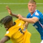 Dan Ballard zo Sunderlandu bol vylúčený za to, že ťahal za vlasy Tolu Arokodareho z Wolves
