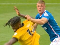 Hviezda Premier League bola vylúčená za ťahanie za vlasy, keď fanúšikovia skandovali „už to nie je futbal“ Dan Ballard zo Sunderlandu bol vylúčený za to, že ťahal za vlasy Tolu Arokodareho z Wolves