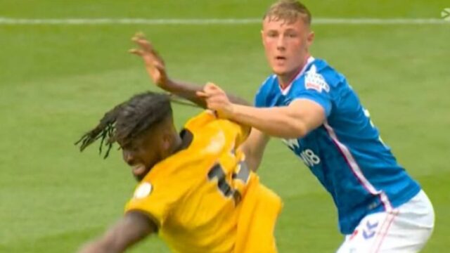 Dan Ballard zo Sunderlandu bol vylúčený za to, že ťahal za vlasy Tolu Arokodareho z Wolves