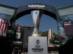 Hviezda Premier League by sa mohla stať prvým hráčom, ktorý vyhral dve európske trofeje v tej istej sezóne ISTANBUL, TURECKO - 19. mája: trofej Európskej ligy UEFA pred zápasom finále Európskej ligy UEFA 2026 medzi SC Freiburg a Aston Villa FC 19. mája 2026 v Istanbule v Turecku. (Foto: Ahmad Mora – UEFA/UEFA cez Getty Images)
