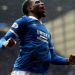 GLASGOW, Škótsko - 4. apríla: Dujon Sterling z Rangers oslavuje strelenie druhého gólu svojho tímu počas zápasu Premiership William Hill medzi Rangers a Dundee United na Ibrox Stadium 4. apríla 2026 v škótskom Glasgowe. (Foto: Zak Mauger/Getty Images)
