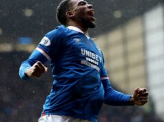 Hviezda Rangers Dujon Sterling dostal zákaz po jazde pod vplyvom alkoholu „nadmernou rýchlosťou“ GLASGOW, Škótsko - 4. apríla: Dujon Sterling z Rangers oslavuje strelenie druhého gólu svojho tímu počas zápasu Premiership William Hill medzi Rangers a Dundee United na Ibrox Stadium 4. apríla 2026 v škótskom Glasgowe. (Foto: Zak Mauger/Getty Images)