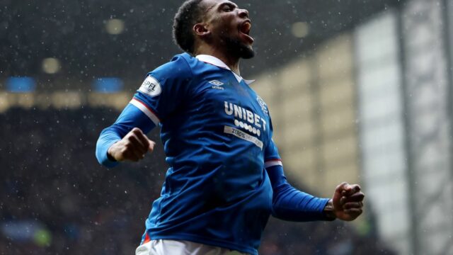 GLASGOW, Škótsko - 4. apríla: Dujon Sterling z Rangers oslavuje strelenie druhého gólu svojho tímu počas zápasu Premiership William Hill medzi Rangers a Dundee United na Ibrox Stadium 4. apríla 2026 v škótskom Glasgowe. (Foto: Zak Mauger/Getty Images)