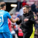 Manažér Tottenhamu Hotspur Roberto De Zerbi si potriasol rukou s Antoninom Kinským na konci zápasu Premier League medzi Sunderlandom a Tottenhamom Hotspur na štadióne Light 12. apríla 2026 v Sunderlande v Spojenom kráľovstve.