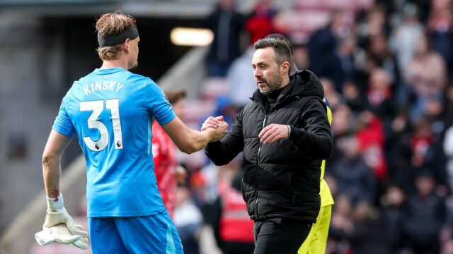 Manažér Tottenhamu Hotspur Roberto De Zerbi si potriasol rukou s Antoninom Kinským na konci zápasu Premier League medzi Sunderlandom a Tottenhamom Hotspur na štadióne Light 12. apríla 2026 v Sunderlande v Spojenom kráľovstve.
