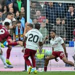 Callum Wilson strieľa neuznaný gól West Hamu