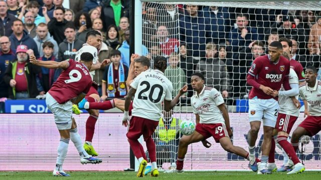 Callum Wilson strieľa neuznaný gól West Hamu
