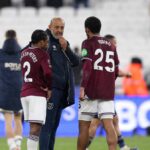 LONDÝN, ANGLICKO - 6. JANUÁRA: Nuno Espirito Santo, manažér West Ham United, hovorí s Kyleom Walkerom-Petersom a Jean-Clair Todibom na ihrisku po zápase Premier League medzi West Ham United a Nottingham Forest na londýnskom štadióne 6. januára 2026 v Londýne v Anglicku. (Foto: Julian Finney/Getty Images)