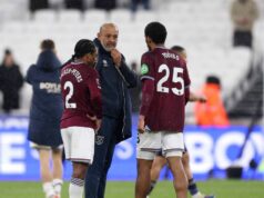 Hviezda West Hamu za 33 miliónov libier, ktorá „odmietla hrať“, sa rozhodla po hádke s manažérom Nunom LONDÝN, ANGLICKO - 6. JANUÁRA: Nuno Espirito Santo, manažér West Ham United, hovorí s Kyleom Walkerom-Petersom a Jean-Clair Todibom na ihrisku po zápase Premier League medzi West Ham United a Nottingham Forest na londýnskom štadióne 6. januára 2026 v Londýne v Anglicku. (Foto: Julian Finney/Getty Images)