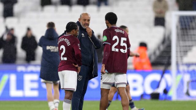 LONDÝN, ANGLICKO - 6. JANUÁRA: Nuno Espirito Santo, manažér West Ham United, hovorí s Kyleom Walkerom-Petersom a Jean-Clair Todibom na ihrisku po zápase Premier League medzi West Ham United a Nottingham Forest na londýnskom štadióne 6. januára 2026 v Londýne v Anglicku. (Foto: Julian Finney/Getty Images)