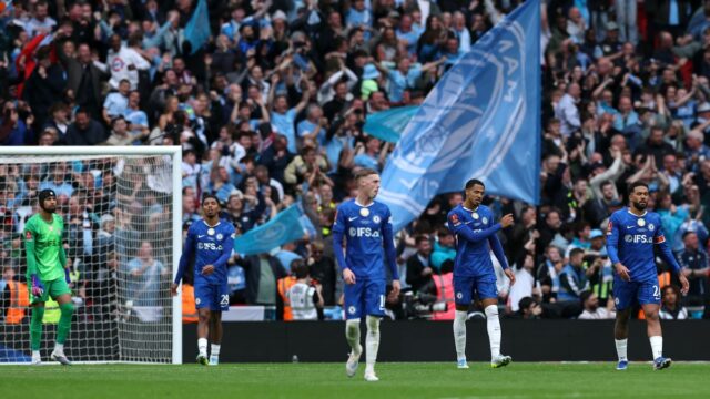 Hráči Chelsea reagujú po tom, čo sa Man City ujme vedenia vo Wembley
