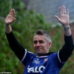 Kieran McKenna v pondelok prijíma obdiv fanúšikov na otvorenom autobusovom turné Ipswichu
