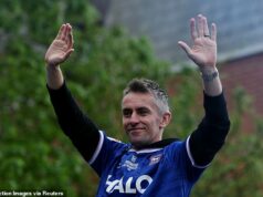 Hviezdy Ipswichu Town sa obávajú, že manažér Kieran McKenna môže odísť k rivalom napriek druhému postupu do Premier League Kieran McKenna v pondelok prijíma obdiv fanúšikov na otvorenom autobusovom turné Ipswichu
