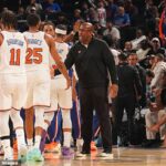 Hlavný tréner Mike Brown z New York Knicks počas pondelňajšieho víťazstva porazil svojich hráčov