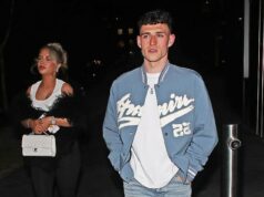Hviezdy Man City a ich WAGs vyrazili do mesta na odchod Bernarda Silvu, keď si ranným finišom rozpustili vlasy pred zápasom o titul v Premier League. Hviezdy Manchestru City vrátane Phila Fodena (vpravo) a manželky Rebeccy (vľavo) si užili večer na odchode Bernarda Silvu.
