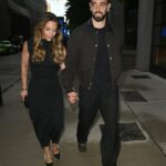 Bruno Fernandes a manželka Ana Pinho na obrázku, ako v nedeľu večer prichádzajú na koncosezónnu večeru Man United v reštaurácii a bare Fenix ​​​​ v Manchestri.