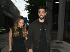 Hviezdy Man United a ich WAGs zamieria na večer do gréckeho baru, ktorý rozbíja taniere, aby oslávili posledný domáci zápas sezóny – no chýba im jeden hráč Bruno Fernandes a manželka Ana Pinho na obrázku, ako v nedeľu večer prichádzajú na koncosezónnu večeru Man United v reštaurácii a bare Fenix v Manchestri.