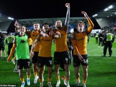 INSIDE THE EFL – „Znamenalo by to pre mňa absolútne všetko, keby som vrátil do Hullu veľký futbal“: Kapitán tímu Tigers Lewie Coyle na svojej ceste na horskej dráhe do Wembley, kde si ctí svojho zosnulého otca a jeho pohľad na ságu Saints Spygate. Hull City delí jeden zápas od návratu do Premier League po deväťročnej absencii