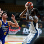Ian Sangalang z Magnolia Hotshots počas zápasu proti Meralco Bolts vo štvrťfinále PBA Commissioner's Cup 2026