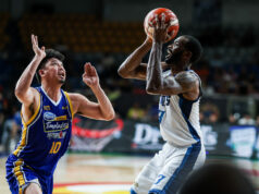 Ian Sangalang ukazuje hru play-off vs Marvin Jones, Meralco Ian Sangalang z Magnolia Hotshots počas zápasu proti Meralco Bolts vo štvrťfinále PBA Commissioner's Cup 2026