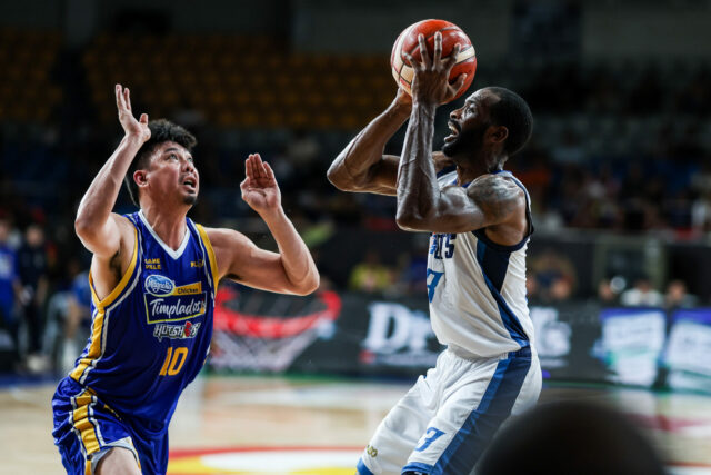 Ian Sangalang z Magnolia Hotshots počas zápasu proti Meralco Bolts vo štvrťfinále PBA Commissioner's Cup 2026