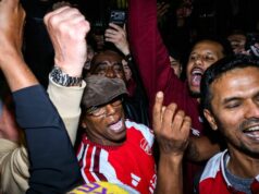 Ian Wright oslavuje zisk titulu na párty s tisíckami fanúšikov Arsenalu na Emirates Stadium Ian Wright oslavuje s fanúšikmi na Emirates Stadium, keď Arsenal získal titul v Premier League.