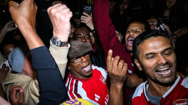 Ian Wright oslavuje zisk titulu na párty s tisíckami fanúšikov Ian Wright oslavuje s fanúšikmi na Emirates Stadium, keď Arsenal získal titul v Premier League.
