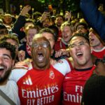 Ian Wright oslavuje s fanúšikmi na Emirates Stadium, keď Arsenal získal titul v Premier League.