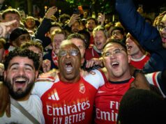 Ian Wright sa pripája k fanúšikom Arsenalu na Emirates Stadium, keď oslavujú tisícky zisk titulu Ian Wright oslavuje s fanúšikmi na Emirates Stadium, keď Arsenal získal titul v Premier League.