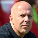 LIVERPOOL, ANGLICKO – 25. MÁJ: (VYCHÁDZA SLNKO. SLNKO V NEDEĽU) Ibrahima Konate z Liverpoolu pózuje na fotografii s trofejou Premier League, keď je Liverpool korunovaný za šampióna Premier League, po zápase Premier League medzi Liverpool FC a Crystal Palace FC na Anfielde 25. mája 2025 v Liverpoole v Anglicku. (Foto Liverpool FC/Liverpool FC cez Getty Images)