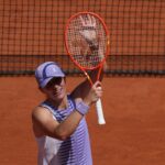 Iga Swiateková z Poľska oslavuje víťazstvo nad Austrálčankou Emerson Jonesovou počas prvého kola dvojhry žien na tenisovom turnaji French Open.