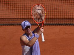 Iga Swiatek a Elena Rybakina prechádzajú otváracími hodinami French Open Iga Swiateková z Poľska oslavuje víťazstvo nad Austrálčankou Emerson Jonesovou počas prvého kola dvojhry žien na tenisovom turnaji French Open.
