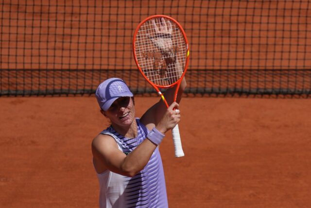 Iga Swiateková z Poľska oslavuje víťazstvo nad Austrálčankou Emerson Jonesovou počas prvého kola dvojhry žien na tenisovom turnaji French Open. 