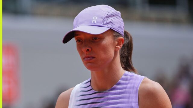 Iga Swiatek dostal tvrdú kritiku po „úplnom kolapse“ pri odchode z French Open

