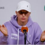 Iga Swiatek obhajuje právo na odstúpenie od zmluvy a pred French Open označuje kritiku za „smiešnu“.