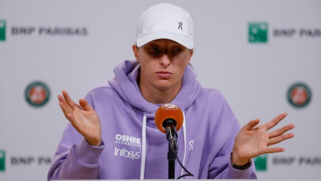 Iga Swiatek obhajuje právo na odstúpenie od zmluvy a pred French Open označuje kritiku za „smiešnu“.
